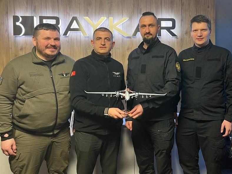 Україна та виробник безпілотників «Байрактар» підписали нові угоди Україна та виробник безпілотників «Байрактар» підписали нові угоди