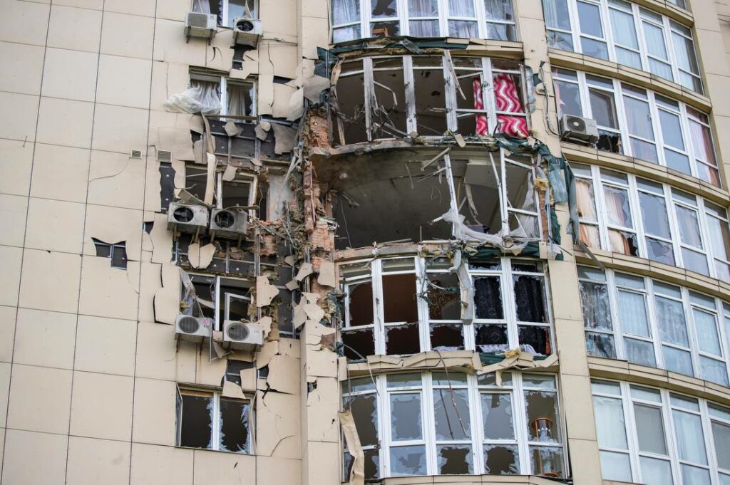 Україну накрили ракетами, дронами та бомбами. Наслідки нічної масованої атаки РФ