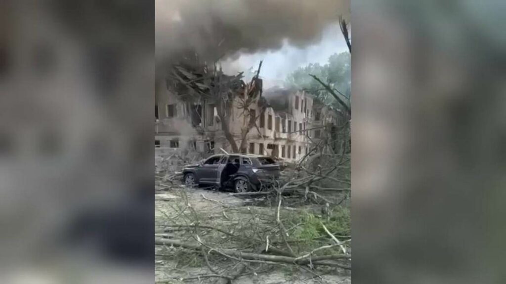 Наслідки ракетного удару по Дніпру. З-під завалів дістали ще одного загиблого