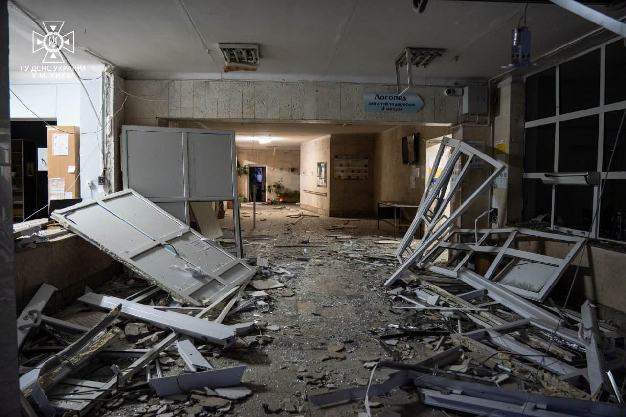 Нічний обстріл Києва. Поліція показала перші хвилини на місці падіння уламків Нічний обстріл Києва. Поліція показала перші хвилини на місці падіння уламків