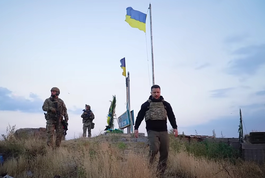 Владимир Зеленский посетил Змеиный и почтил украинских героев Владимир Зеленский посетил Змеиный и почтил украинских героев