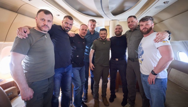 Владимир Зеленский возвращается из Турции в Украину с защитниками «Азовстали»
