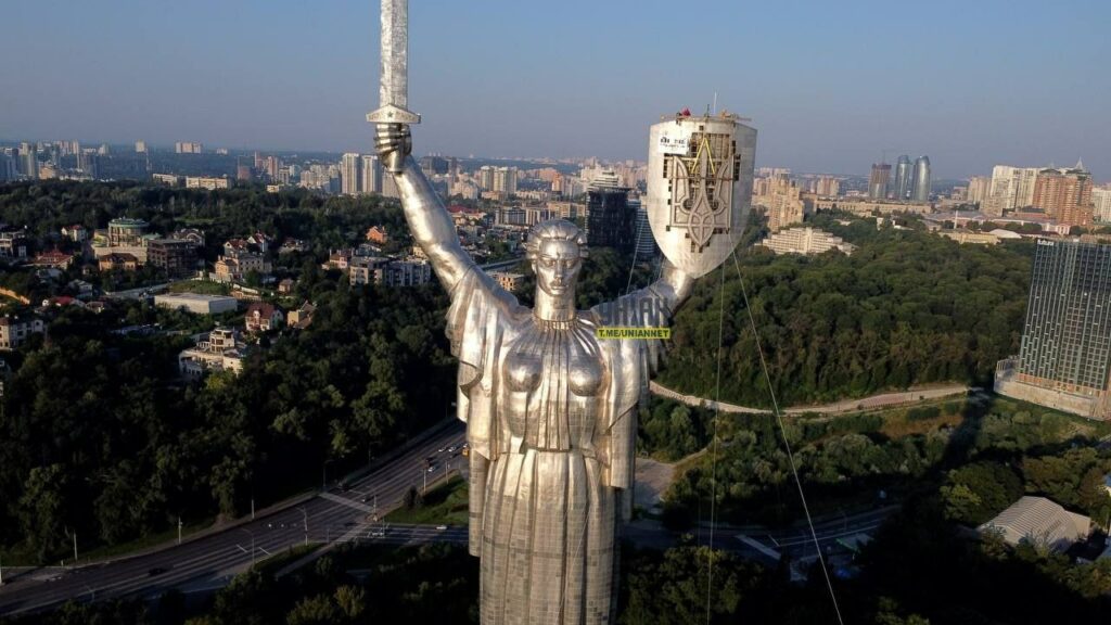 На монументі «Батьківщина-мати» замінили символіку – на щиті встановлено тризуб На монументі «Батьківщина-мати» замінили символіку – на щиті встановлено тризуб