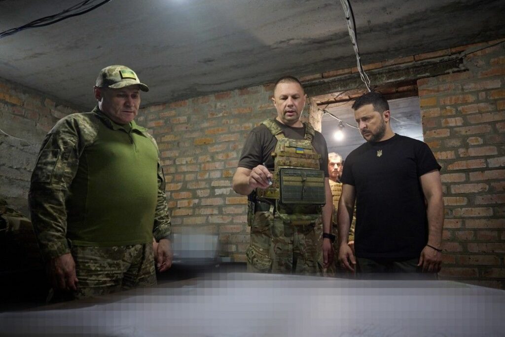 Володимир Зеленський відвідав бригади, які ведуть наступальні дії на Мелітопольському напрямку Володимир Зеленський відвідав бригади, які ведуть наступальні дії на Мелітопольському напрямку