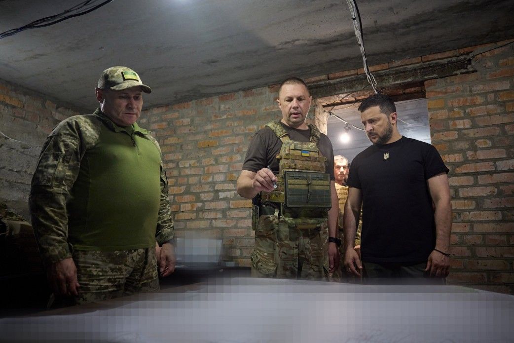 Владимир Зеленский посетил бригады, которые ведут наступательные действия на Мелитопольском направлении Владимир Зеленский посетил бригады, которые ведут наступательные действия на Мелитопольском направлении