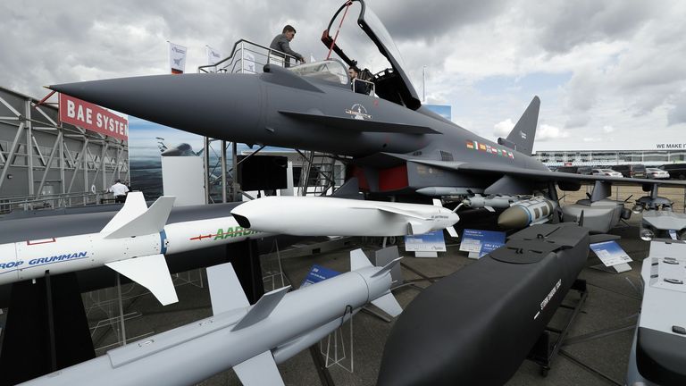 Британська компанія BAE Systems, яка виготовляє артсистеми M777 та L119, БМП CV90, починає працювати в Україні, – Володимир Зеленський