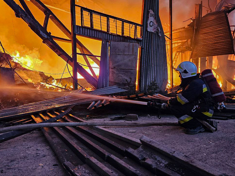 Удар росіян по складу у Львові знищив 300 тонн гуманітарної допомоги Удар росіян по складу у Львові знищив 300 тонн гуманітарної допомоги