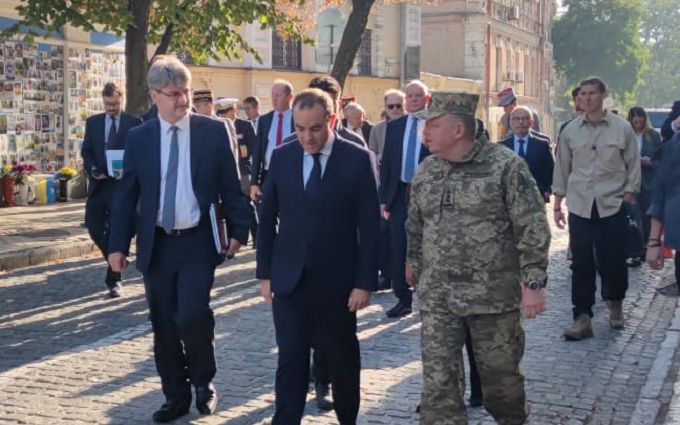 В Україну прибув міністр оборони Франції Себастьєн Лекорню В Україну прибув міністр оборони Франції Себастьєн Лекорню