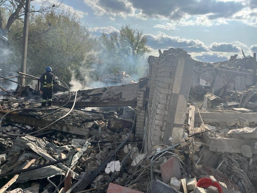 Зеленський – показово жорстокий російський злочин. Росіяни вдарили ракетою по Харківщині: відомо про 48 загиблих Зеленський – показово жорстокий російський злочин. Росіяни вдарили ракетою по Харківщині: відомо про 48 загиблих