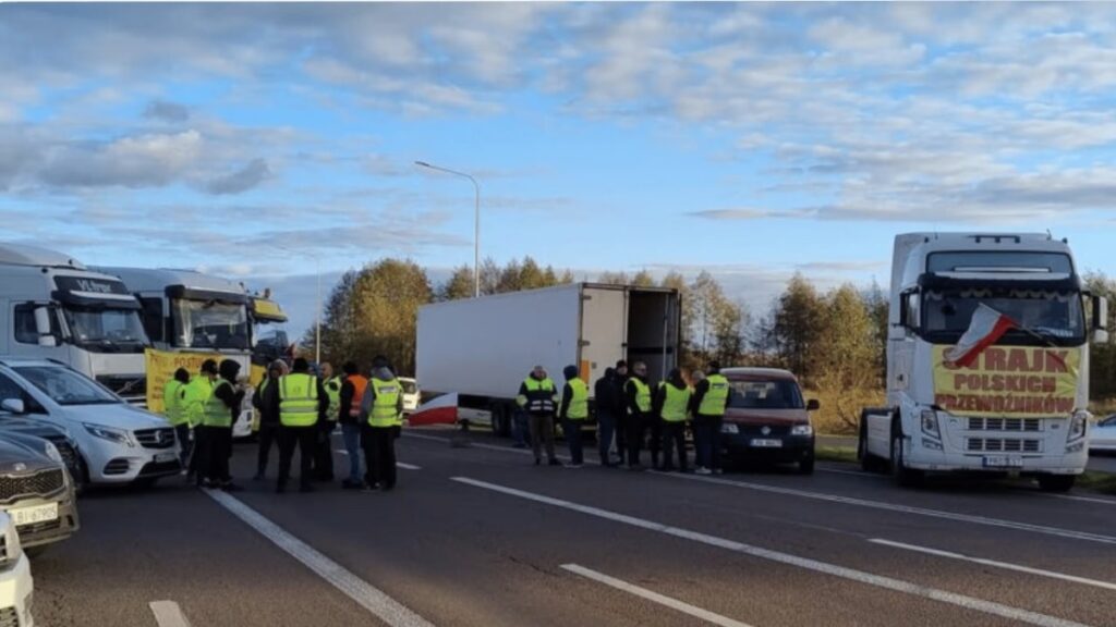 На кордоні з Польщею скупчилися майже 3 тисячі вантажівок На кордоні з Польщею скупчилися майже 3 тисячі вантажівок