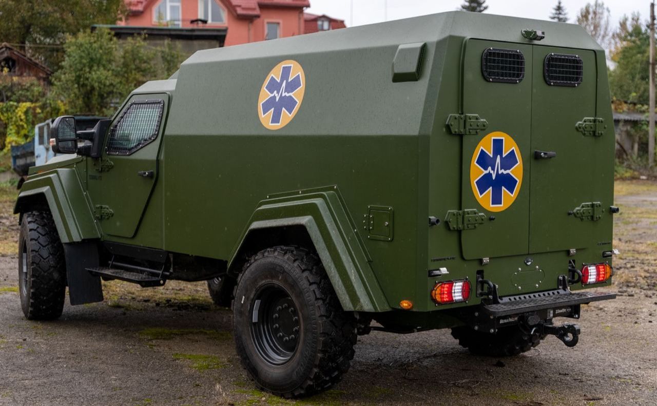В Украину доставлены 7 из 13 бронированных машин скорой помощи, изготовленных по специальным заказам в Канаде В Украину доставлены 7 из 13 бронированных машин скорой помощи, изготовленных по специальным заказам в Канаде
