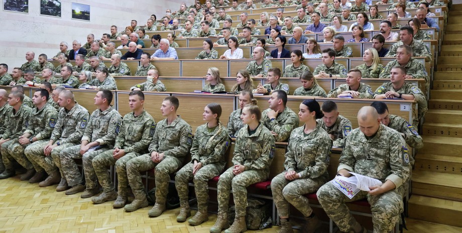 С 2024 года украинские студенты будут проходить военную подготовку. Девушки — не исключение
