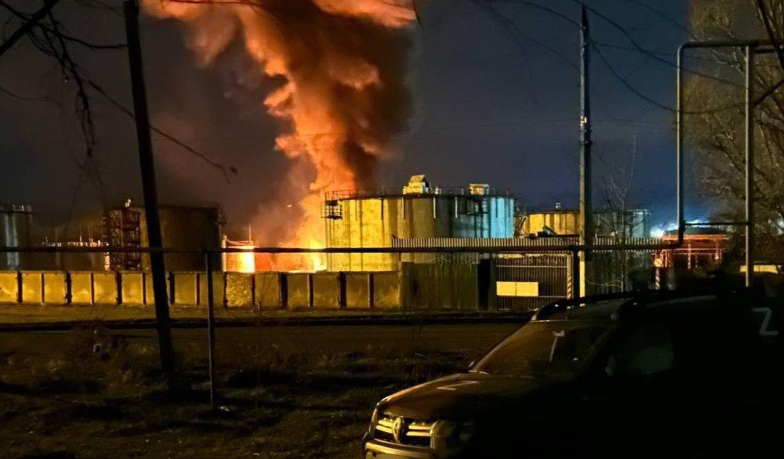 Дрони атакували нафтобазу в окупованому Луганську (ВІДЕО) Дрони атакували нафтобазу в окупованому Луганську (ВІДЕО)