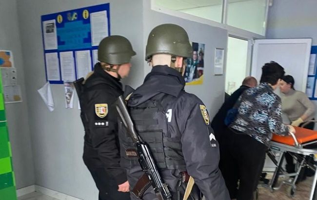 На Закарпатье депутат подорвал гранаты в здании сельсовета, десятки пострадавших