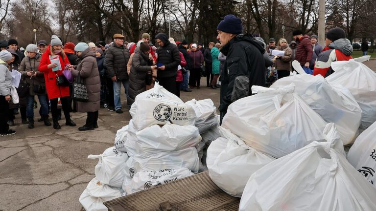 В Украине упростят ввоз гуманитарки: Зеленский подписал закон В Украине упростят ввоз гуманитарки: Зеленский подписал закон