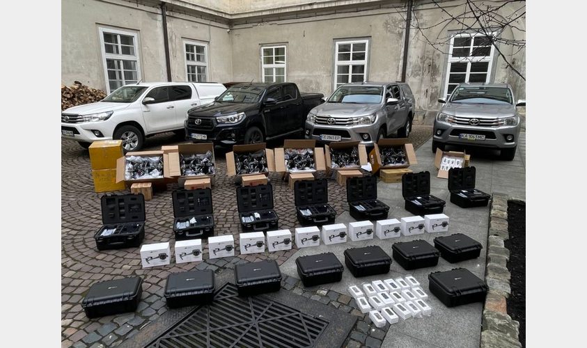Община Львова отправила на передовую 200 дронов и четыре автомобиля