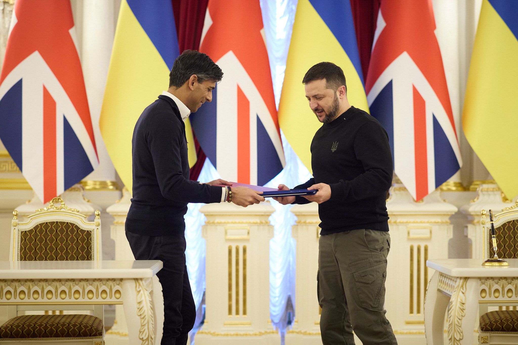 «Крупнейший с начала войны». Премьер Британии объявил о передаче Украине пакета военной помощи на 2,5 млрд фунтов стерлингов
