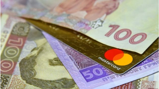 Деньги на карточке и налоговый контроль — какая сумма может вызвать интерес