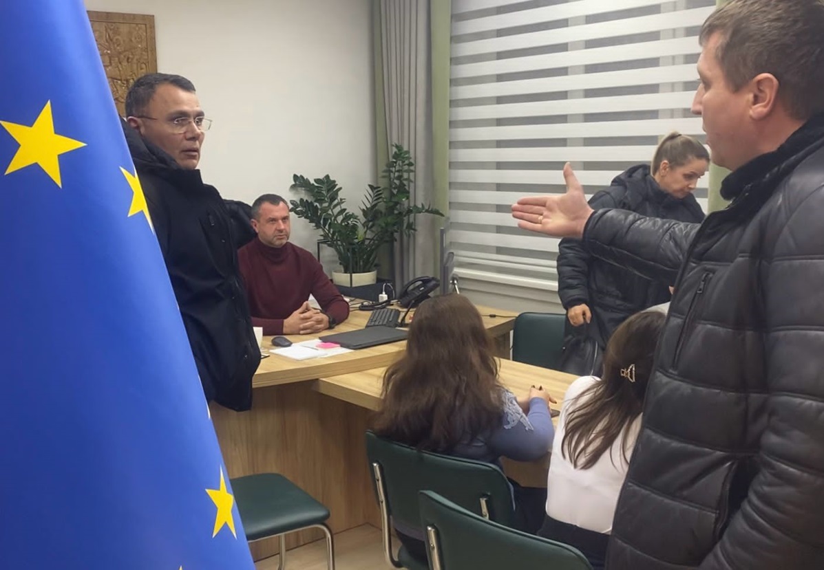 Відсторонений за рішенням суду сільський голова Роман Дмитрів продовжує керувати сільрадою на Київщині Відсторонений за рішенням суду сільський голова Роман Дмитрів продовжує керувати сільрадою на Київщині