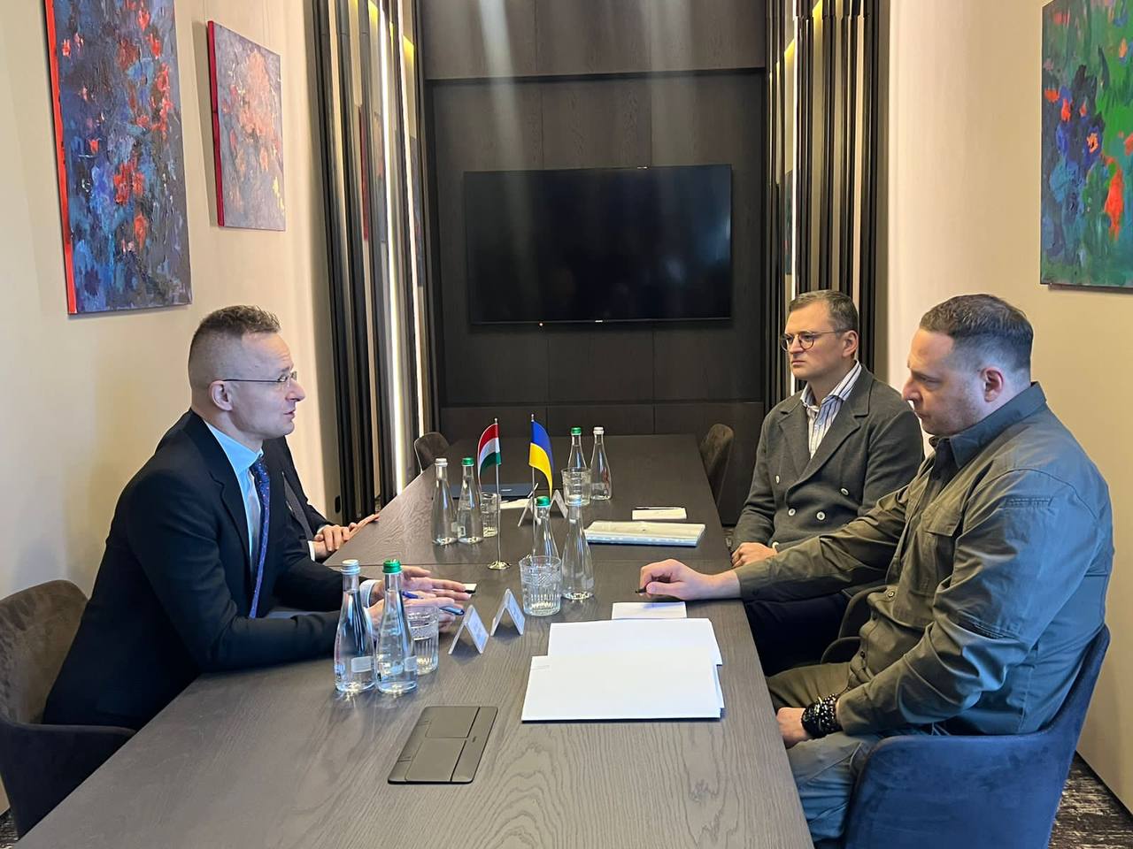 Переговори Сійярто, Кулеби і Єрмака тривали понад 6 годин Переговори Сійярто, Кулеби і Єрмака тривали понад 6 годин