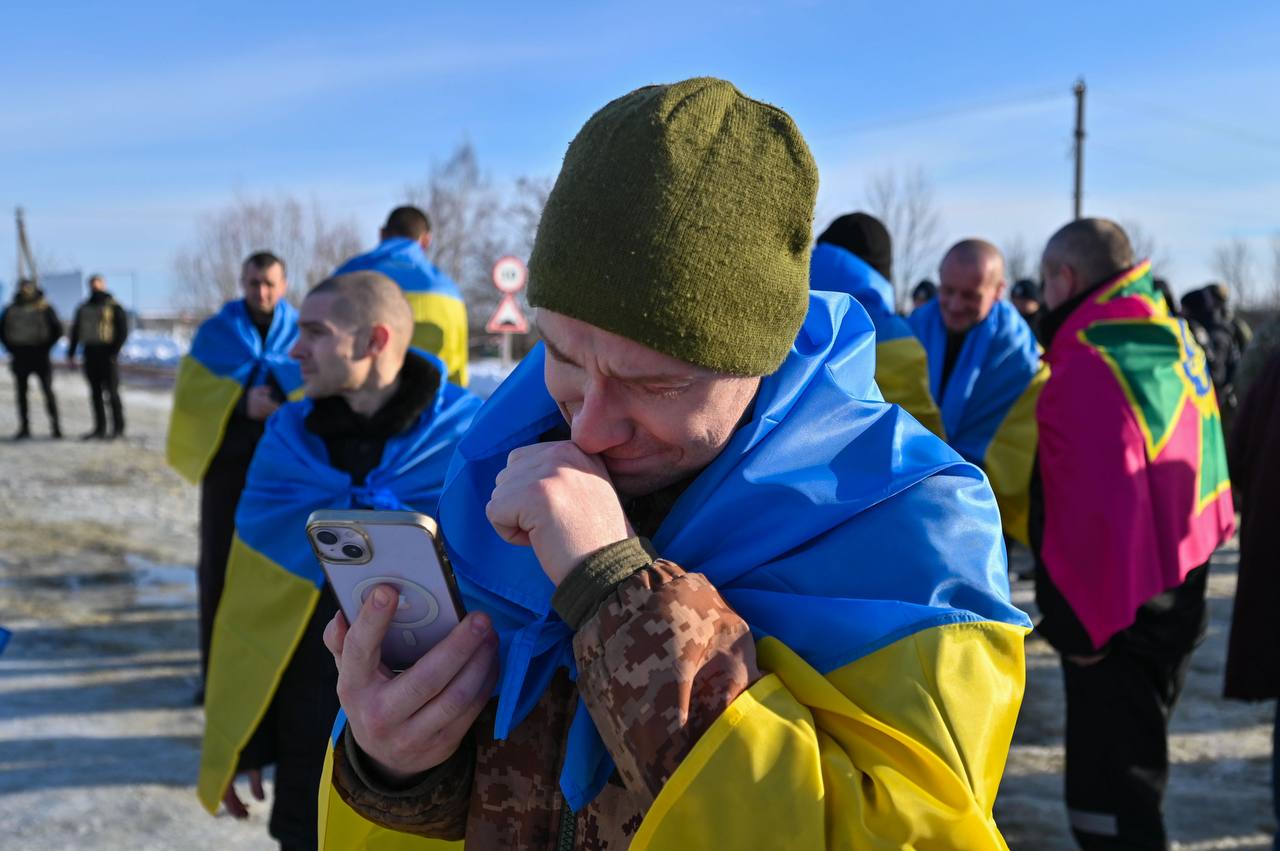 Вырвали 207 украинских военных из российского плена. Пленных, которых РФ якобы перевозила в самолете ІЛ-76, во время сегодняшнего обмена не было – ГУР Вырвали 207 украинских военных из российского плена. Пленных, которых РФ якобы перевозила в самолете ІЛ-76, во время сегодняшнего обмена не было – ГУР