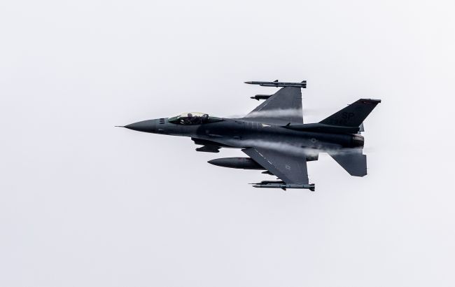Нидерланды планируют передать Украине на шесть истребителей F-16 больше, чем ожидалось. В целом ВСУ получат 24 самолета