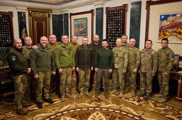 Президент Украины провел совещания с новым руководством ВСУ и заверил, что перемены будут Президент Украины провел совещания с новым руководством ВСУ и заверил, что перемены будут