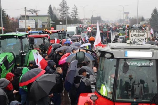 В Польше начался большой протест фермеров с блокадой границы с Украиной В Польше начался большой протест фермеров с блокадой границы с Украиной