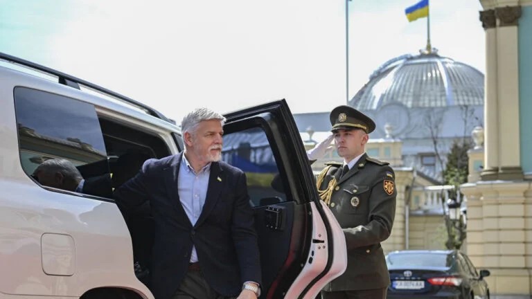 Президент Чехії дозволив 20 чеським громадянам вступити до лав ЗСУ Президент Чехії дозволив 20 чеським громадянам вступити до лав ЗСУ