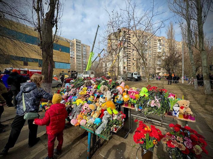 Пошуково-рятувальну операцію в Одесі завершено. Внаслідок атаки дрона постраждало 20 осіб, загинуло – 12, серед них 5 дітей Пошуково-рятувальну операцію в Одесі завершено. Внаслідок атаки дрона постраждало 20 осіб, загинуло – 12, серед них 5 дітей