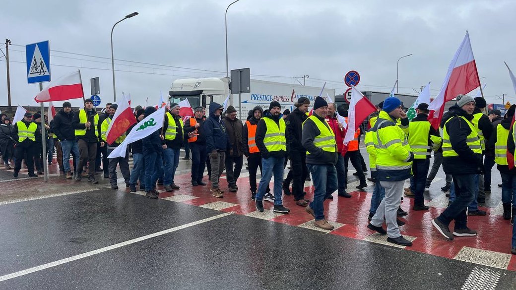 На польско-украинской границе в очередях стоит 2300 грузовиков — ГПСУ На польско-украинской границе в очередях стоит 2300 грузовиков — ГПСУ
