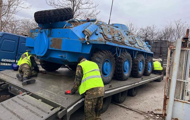 Болгария начала отправку обещанных БТРов в Украину