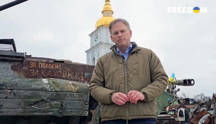 Прокиньтесь і підтримайте Україну: міністр оборони Британії записав відеозвернення у центрі Києва