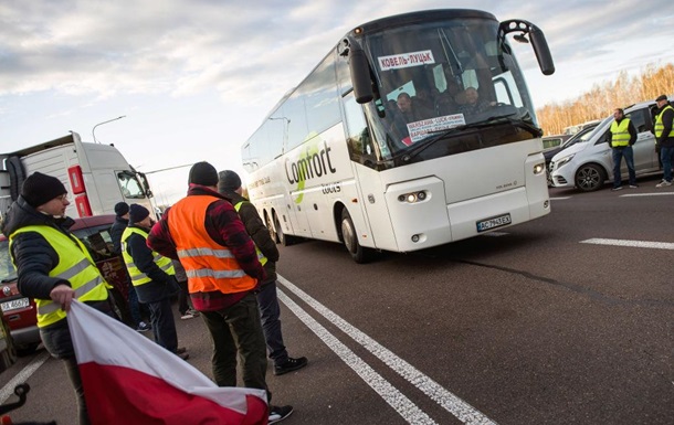 На границе польская полиция и протестующие останавливают автобусы: в Кабмине отреагировали На границе польская полиция и протестующие останавливают автобусы: в Кабмине отреагировали