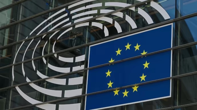 Европарламент принял первый в мире закон об ограничении искусственного интеллекта Европарламент принял первый в мире закон об ограничении искусственного интеллекта