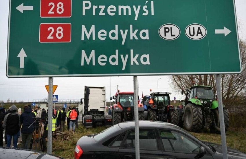Польские протестующие начали блокировать движение автобусов на одном из КПП Польские протестующие начали блокировать движение автобусов на одном из КПП