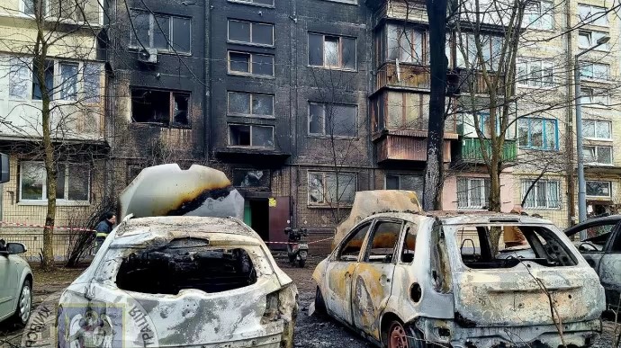 Наслідки ракетної атаки росіян у Києві – 13 постраждалих, вибиті вікна і спалені авто (ФОТО)