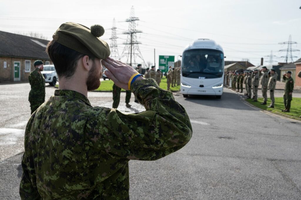 Отдаем честь их мужеству: канадские военные провели украинских защитников после завершения учебы
