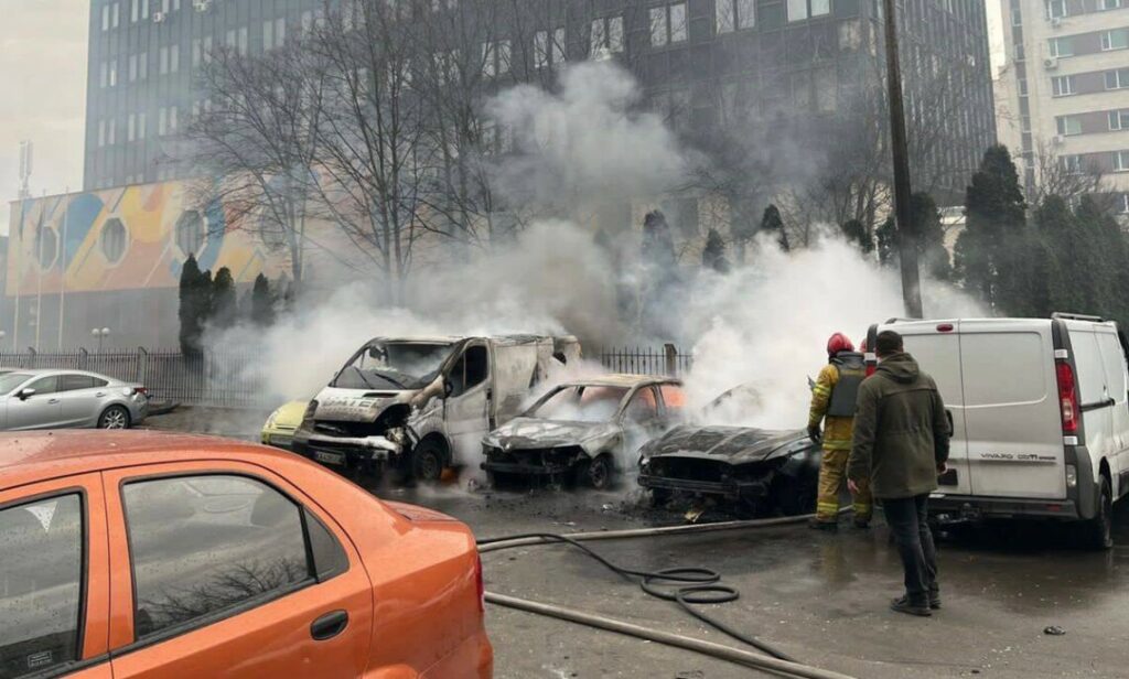 Взрывы над Киевом. Зафиксировано падение обломков российских ракет в нескольких районах, есть пострадавшие Взрывы над Киевом. Зафиксировано падение обломков российских ракет в нескольких районах, есть пострадавшие