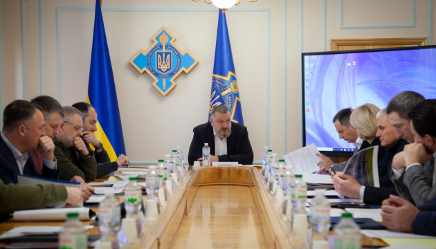 Заходи посилення національної безпеки в енергетичній сфері обговорили на нараді в РНБО Заходи посилення національної безпеки в енергетичній сфері обговорили на нараді в РНБО