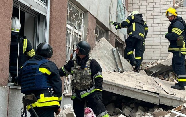 Ракетний удар окупантів по Чернігову: відомо вже про понад 50 потерпілих, триває рятувальна операція