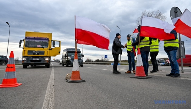 Польские фермеры блокируют движение грузовиков в двух пунктах пропуска на границе с Украиной