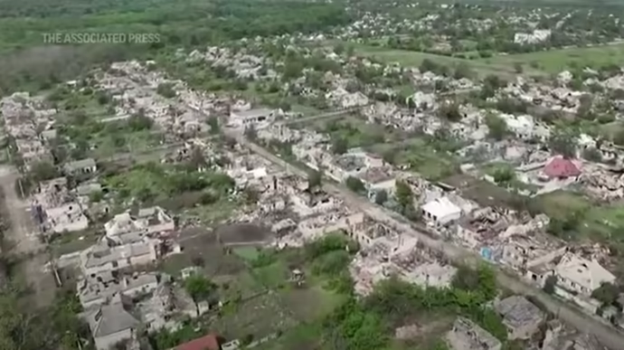 Часів Яр: Associated Press показало з дрону апокаліптичну картину атакованого РФ міста (ВІДЕО)