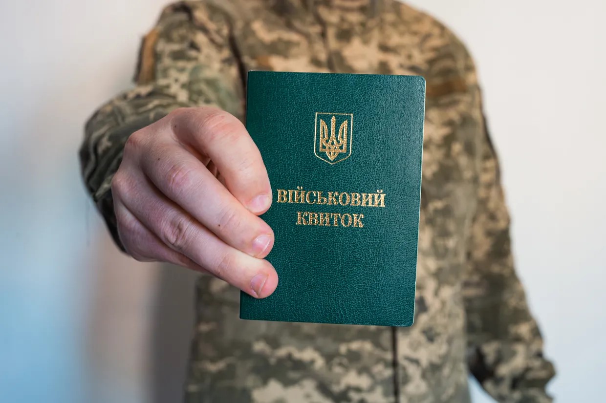 Электронный и бумажный военный билет имеют одинаковую юридическую силу — Минобороны