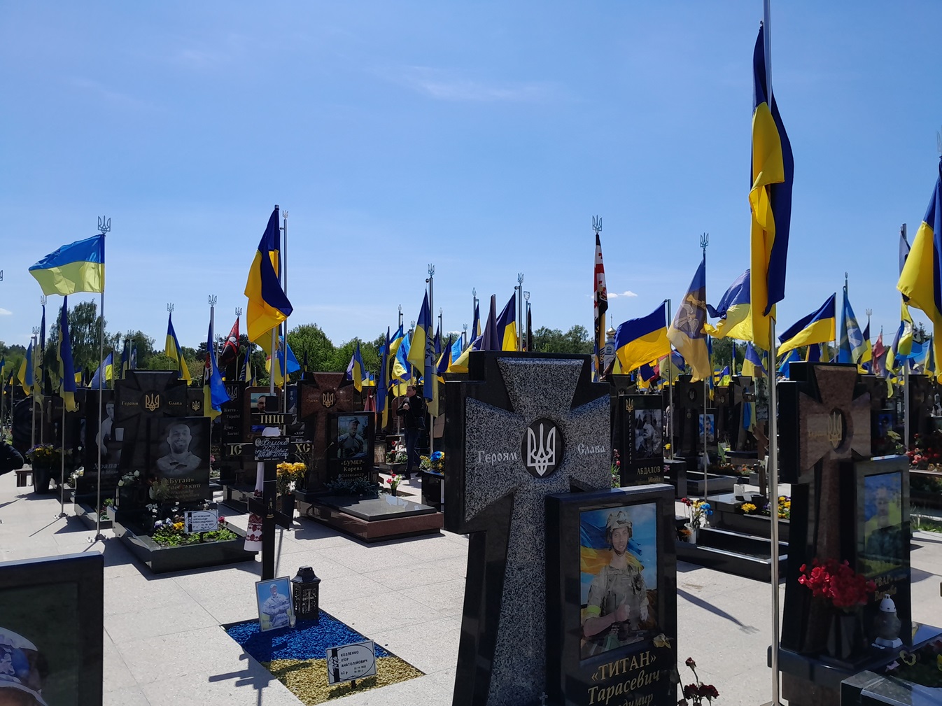 Довкола поховань героїв на Лісовому цвинтарі Києва знову спалахують скандали (фото, відео) Довкола поховань героїв на Лісовому цвинтарі Києва знову спалахують скандали (фото, відео)