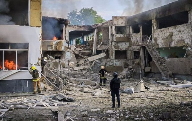 Окупанти вдарили по центру Чугуєва: пошкоджено дитсадок, є постраждалі