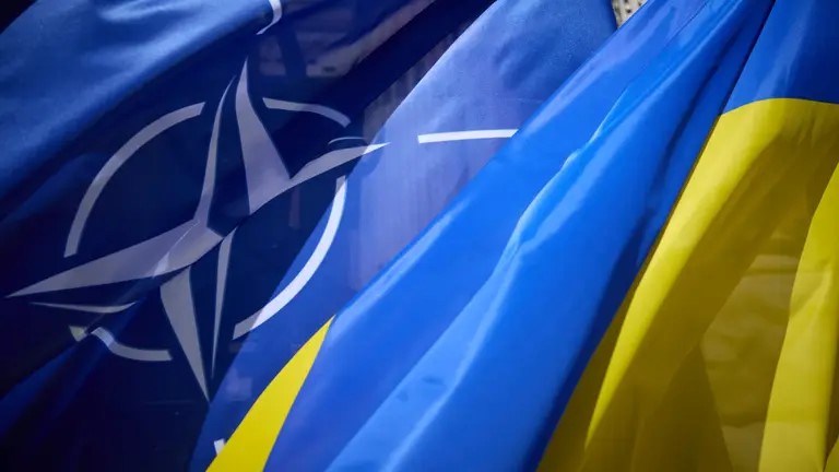 НАТО будет предлагать Украине «мост» к членству — NYT