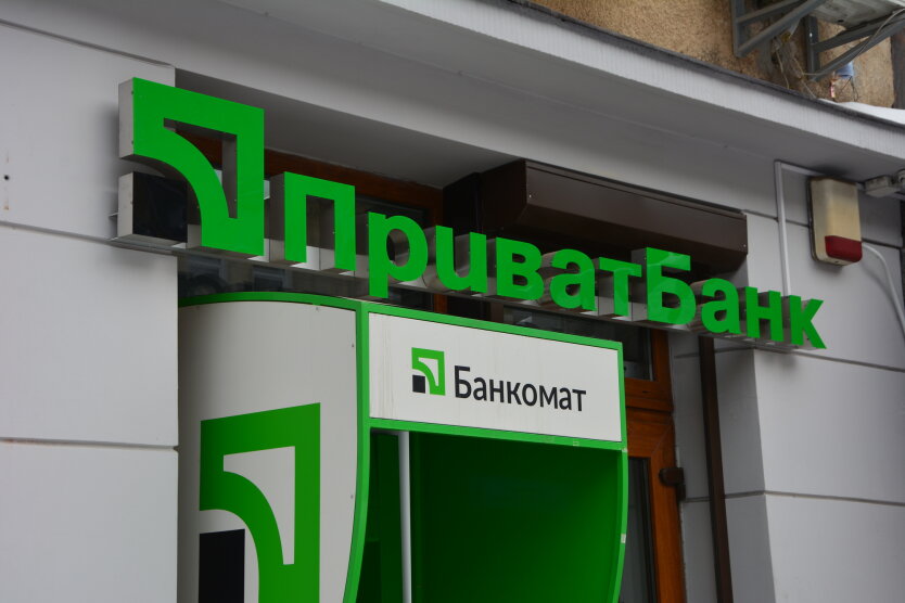 ПриватБанк этой ночью приостановит операции с картами: в чем причина