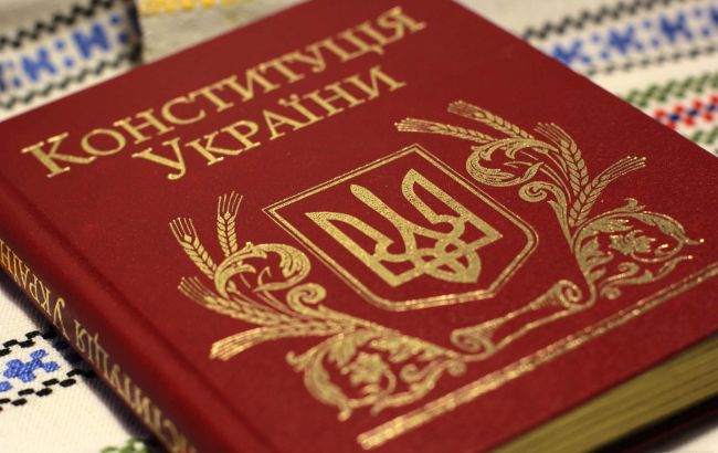 28-й День Конституції. Конституційна ніч та попередники сучасного документа: декілька історичних фактів