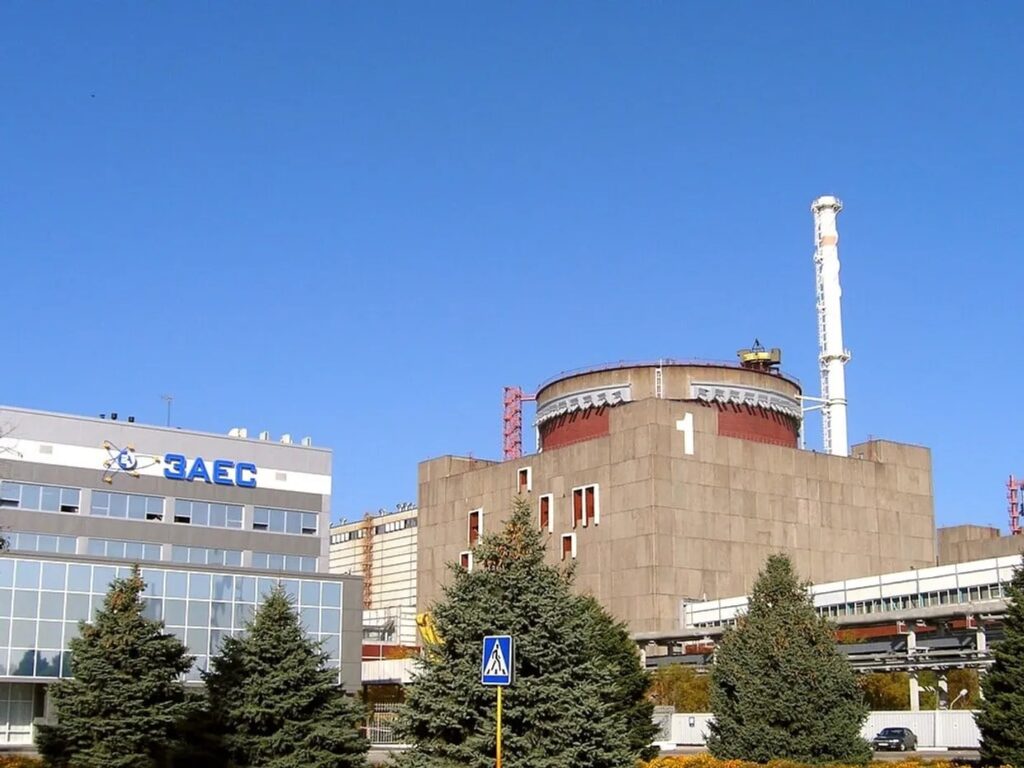 Запорожская АЭС на грани блекаута. РФ атаковала подстанцию и обесточила линию питания